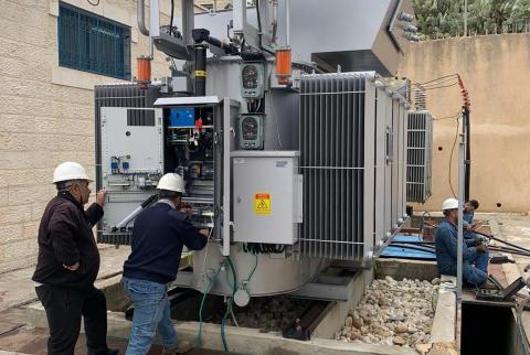 شركة كهرباء القدس تركّب محولاً في الجديرة