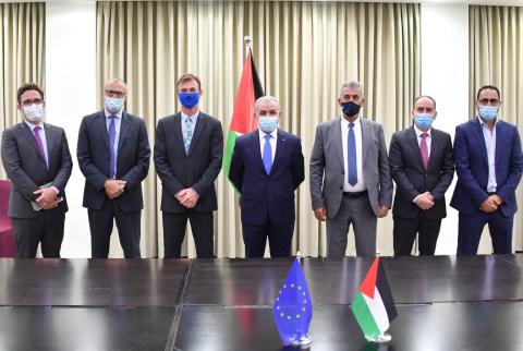 جانب من توقيع الاتفاقيات اشتية: الحكومة وقّعت اتفاقيات بـ 610 ملايين دولار خلال 2020