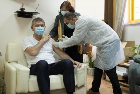 المفوض العام للأونروا يتلقى اللقاح المضاد لكورونا في رام الله