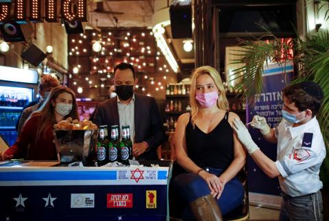 في إسرائيل...مشروب كحولي مجاني لكل من يتلقى التطعيم!
