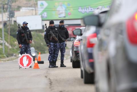 حواجز أمنية على مداخل المحافظات-تصوير وفا خلال 3 أيام- تحرير 1786 مخالفة بقيمة 265 ألف شيقل