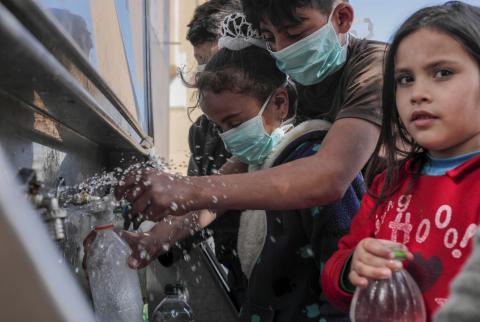 صورة توضيحية-أطفال فلسطينيون يملئون زجاجات المياه في منطقة بيت لاهيا شمال غزة. وبحسب اليونيسف.في غزة، تحصل أسرة واحدة فقط من كل 10 أسر على مياه نظيفة. تصوير: محمد الزعنون منحة إيطالية عبر البنك الدولي لتمويل مشاريع مياه بغزة