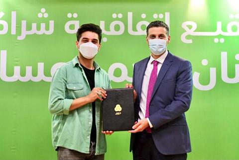 جانب من توقيع الاتفاقية بين مدير عام شركة جوال عبد المجيد ملحم ومحبوب العرب الفنان محمد عساف جوال توقّع اتفاقية شراكة مع محمد عساف لرعاية ألبوم غنائي