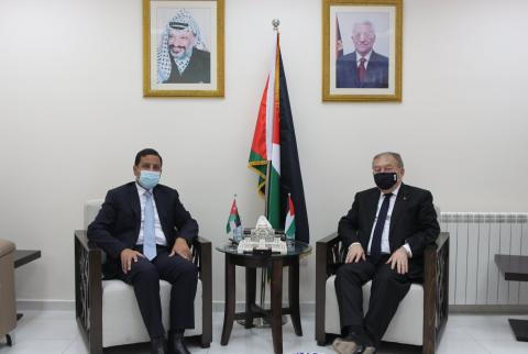 جانب من اللقاء وزير الاقتصاد والسفير الأردني يبحثان تعزيز علاقات التعاون الاقتصادي