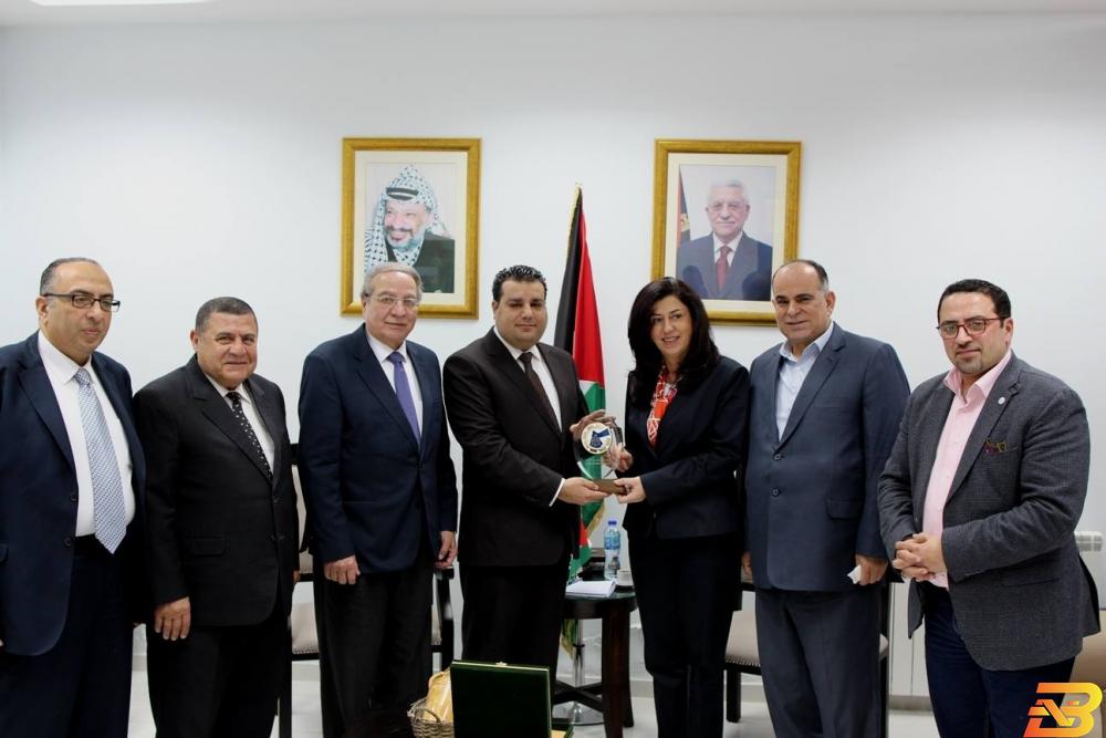جانب من اللقاء وزيرة الاقتصاد تبحث سبل تسهيل التجارة بين فلسطين والأردن