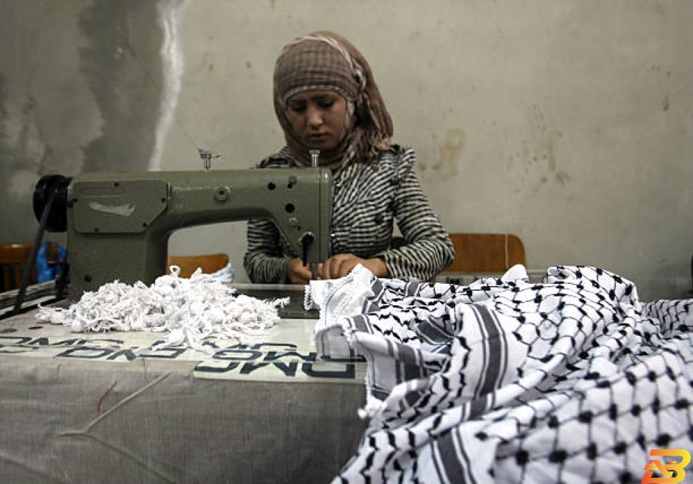 فلسطينية تعمل في مشغل خياطة-تصوير Getty Images مشاغل الخياطة.. نوافذ العمل للنساء