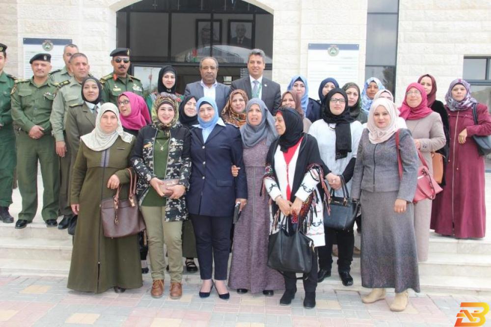 صورة جماعية بنك القدس يشارك بتكريم المرأة العاملة بالمؤسسة الأمنية في سلفيت