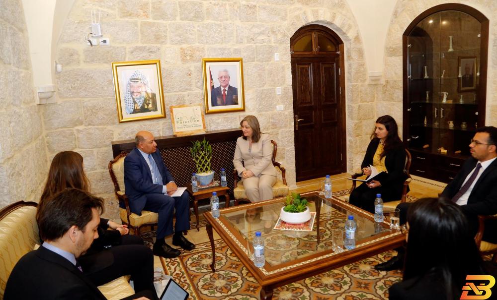 مجموعة صور من اللقاء معايعة تبحث مع البنك الأوروبي التعاون لدعم القطاع السياحي