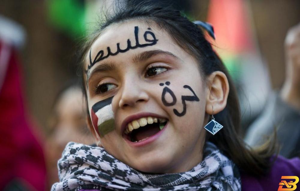 الابتسامة ترتسم على وجه طفلة فلسطينية-تصوير وكالة الأنباء الفرنسية تقرير السعادة العالمي: ’إسرائيل’ بالمرتبة 11 وفلسطين بالمرتبة 104!