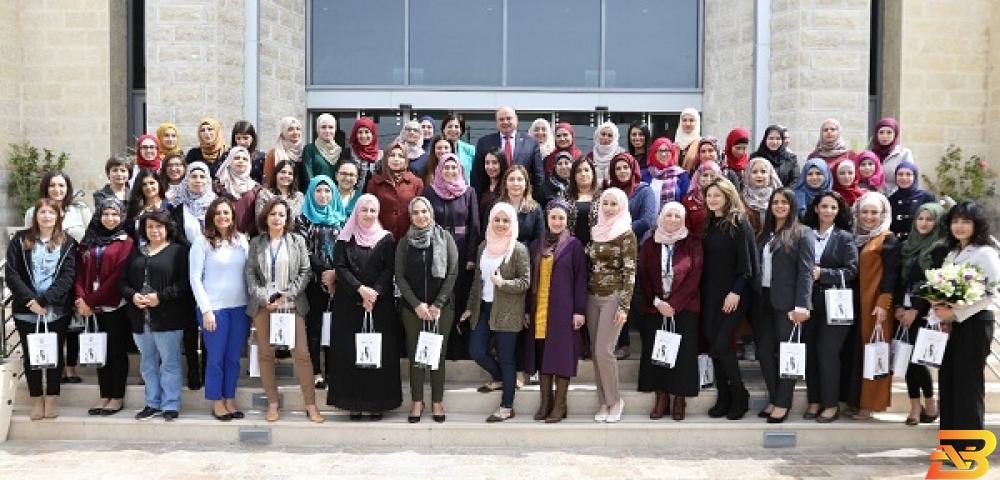 صورة جماعية سلطة النقد تكرم موظفاتها بمناسبة اليوم العالمي للمرأة ويوم الأم