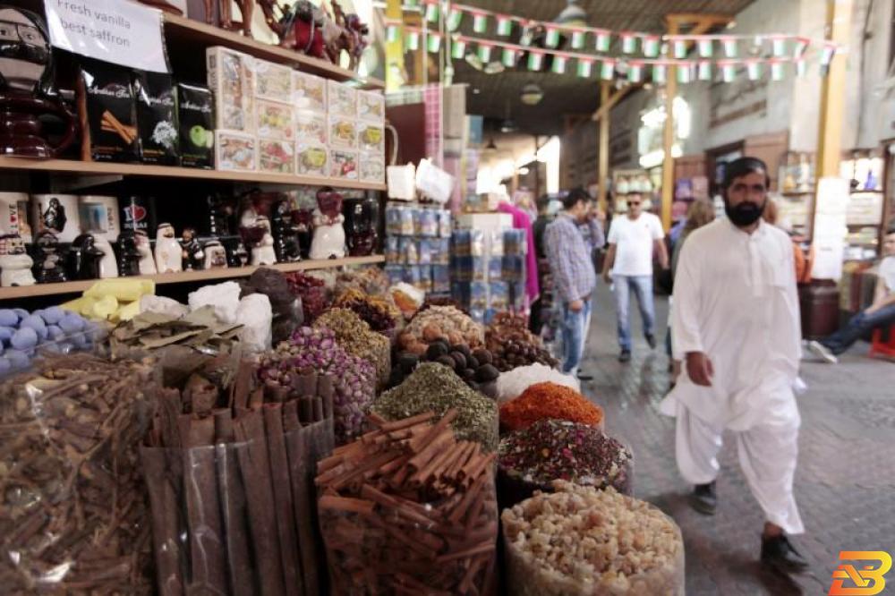 رجل يمر بمتجر يبيع بهارات في الديرة بالامارات. أرشيف رويترز تضخم الإمارات يتراجع في فبراير بعد قفزة بفعل ضريبة جديدة