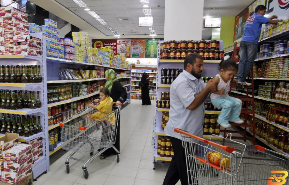 مواطنون يتسوقون من أحد المتاجر في غزة-أرشيف وكالات الاحصاء: ارتفاع أسعار المنتج في فلسطين لشهر شباط