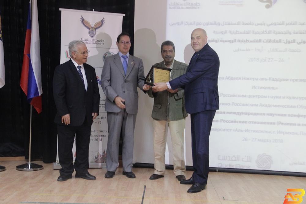 جانب من تكريم مدير بنك القدس بنك القدس يقدم رعايته للمؤتمر العلمي بجامعة الإستقلال