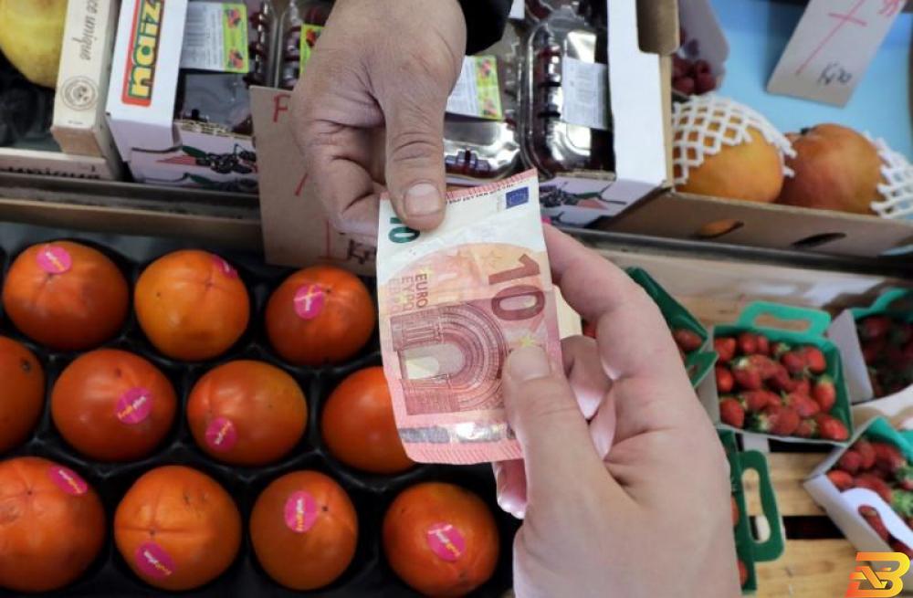 رجل يدفع المال لبائع فاكهة في سوق بمدينة نيس في فرنسا -أرشيف رويترز التضخم بفرنسا يبلغ أعلى مستوى في نحو 5 سنوات