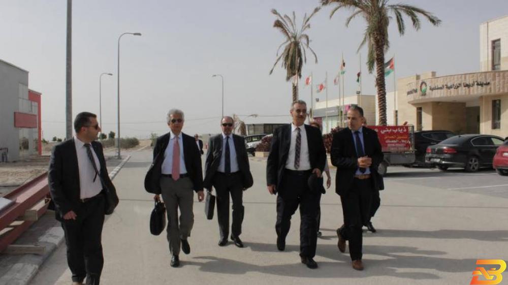 جانب من الزيارة المدير التنفيذي للبنك الدولي يزور مدينة أريحا الصناعية الزراعية