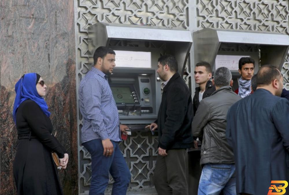موظفون ينتظرون استخدام الصراف الآلي-أرشيف وكالات الموظفون ينتظرون على نار-هل ستصرف الرواتب يوم الأحد؟