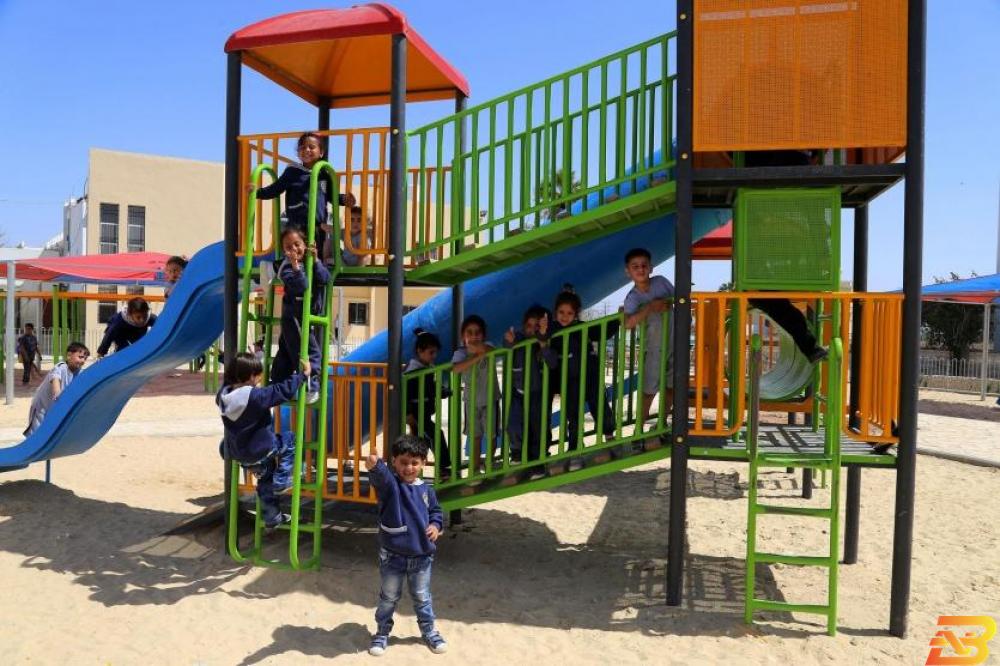أطفال يلهون في الحديقة البيارة الأولى في مخيم للاجئين في فلسطين