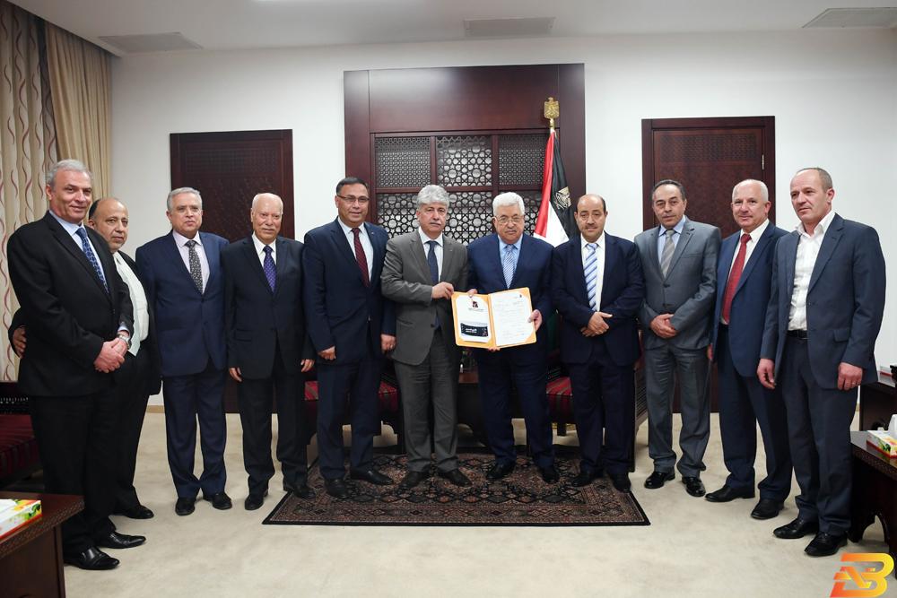 الرئيس محمود عباس يلتقي مجلس ادارة هيئة التقاعد الفلسطينية-تصوير ثائر غنايم الرئيس يتسلم التقرير السنوي لهيئة التقاعد الفلسطينية