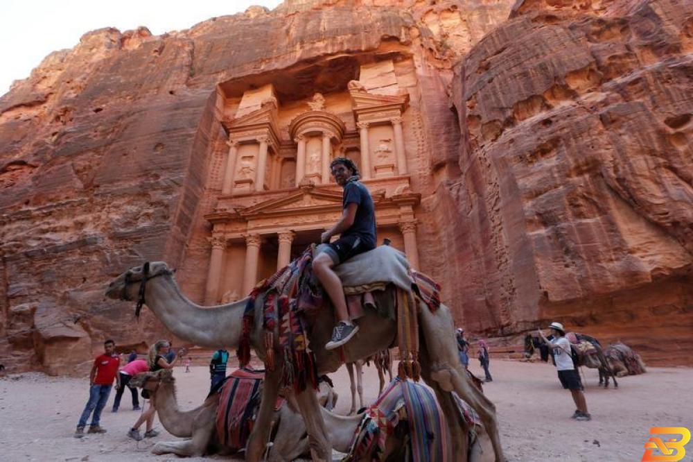 صورة من أرشيف رويترز لسائحين يلتقطون صورا خلال زيارة إلى البتراء. ارتفاع الدخل السياحي للأردن 14.6% في الربع/1