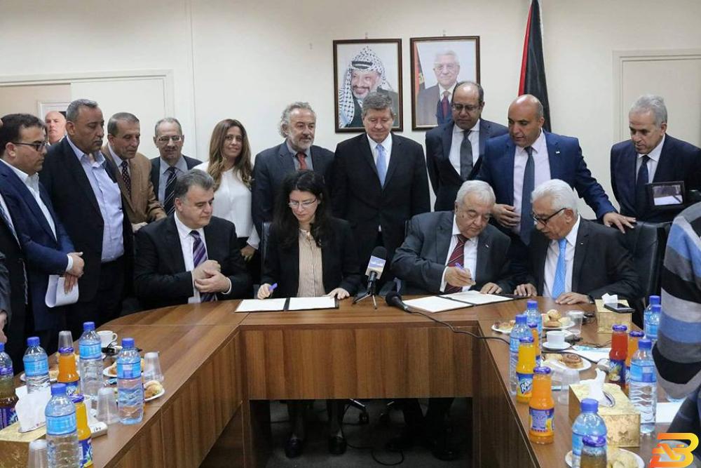 جانب من توقيع الاتفاقية وزارة العمل ومنظمة العمل الدولية توقعان مذكرة تفاهم حول برنامج العمل اللائق في فلسطين