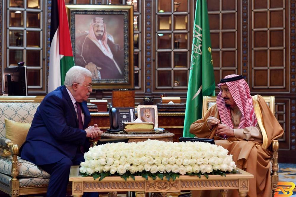 أرشيفية-الرئيس محمود عباس اثناء لقاء العاهل السعودي الملك سلمان بن عبد العزيز . تصوير :ثائر غنايم السعودية تسدد حصتها في الميزانية الفلسطينية