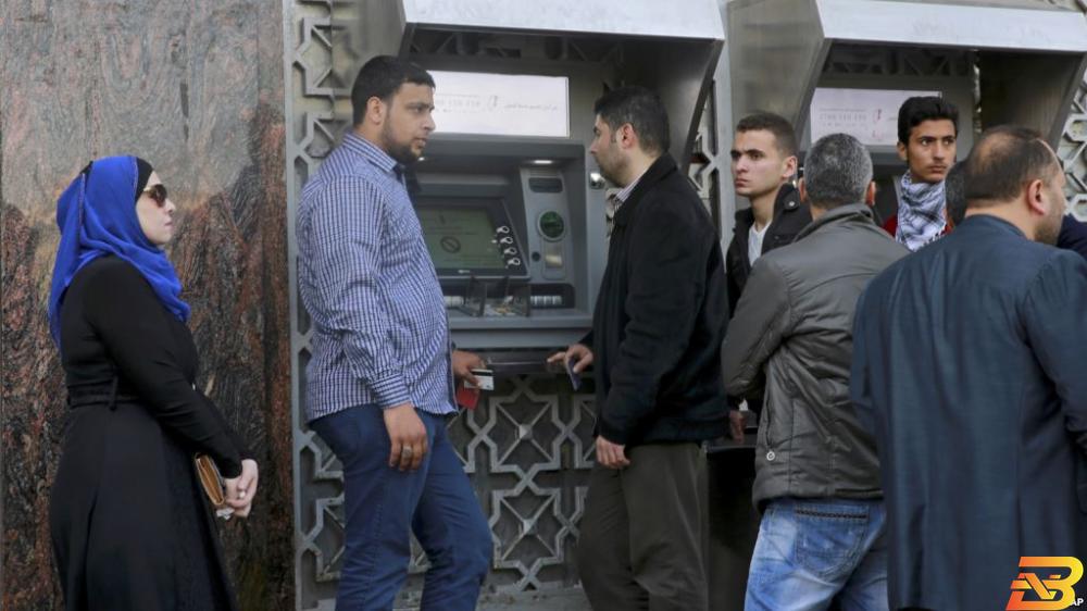 موظفو غزة بانتظار الرواتب-صورة أرشيفية للتوضيح فقط رام الله: وزارة المالية تنفي ما ورد في وثيقة حول رواتب غزة