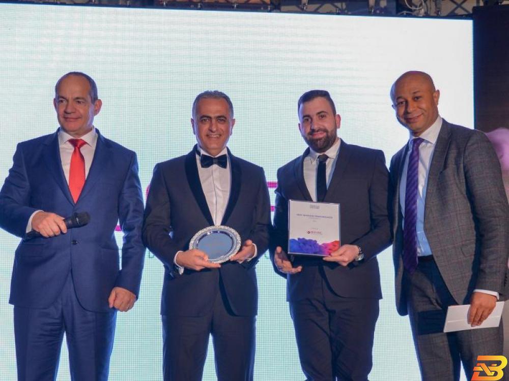 الرئيس التنفيذي لشركة اوفتك فلسطين جميل ضاهر يتسلم الجائزة ’اوفتك فلسطين’ تفوز بجائزة أفضل أداء للحلول المصرفية