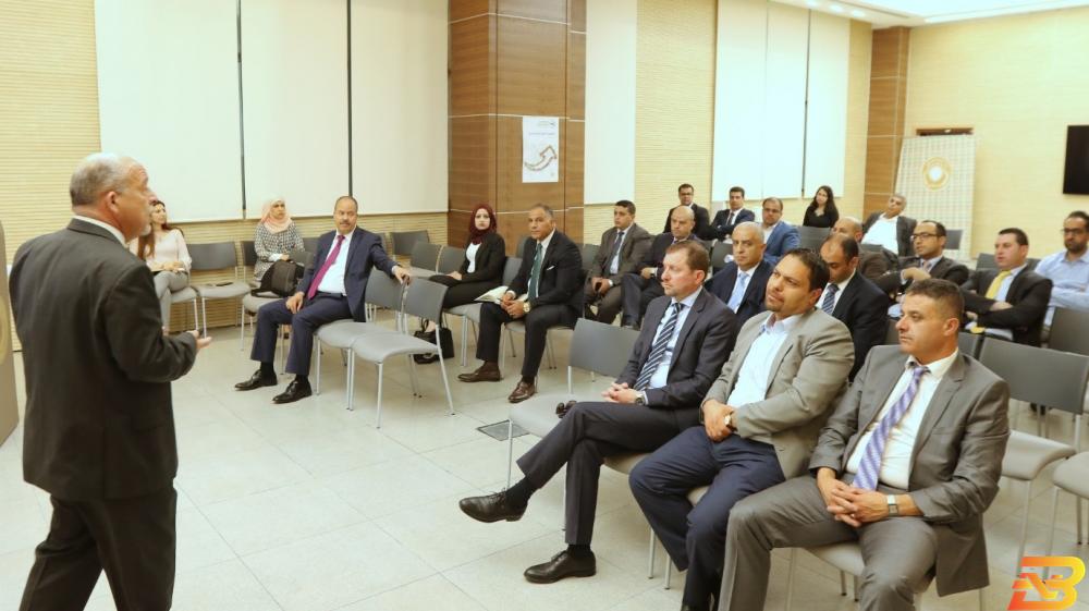 جانب من اللقاء لقاء يبحث آليات تمكين قطاع المهنيين والحرفيين من الحصول على تسهيلات عقارية