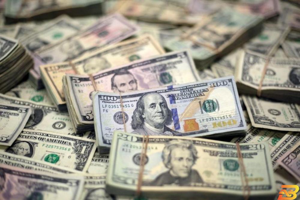 أوراق نقد من فئات مختلفة من الدولار الأمريكي في صورة توضيحية من أرشيف رويترز الدولار يعاود الصعود صوب أعلى مستوى في 2018