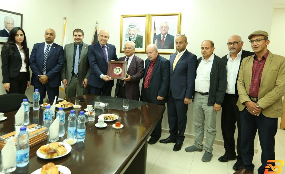 جانب من التكريم بنك القدس يقدم دعماً لجامعة القدس المفتوحة