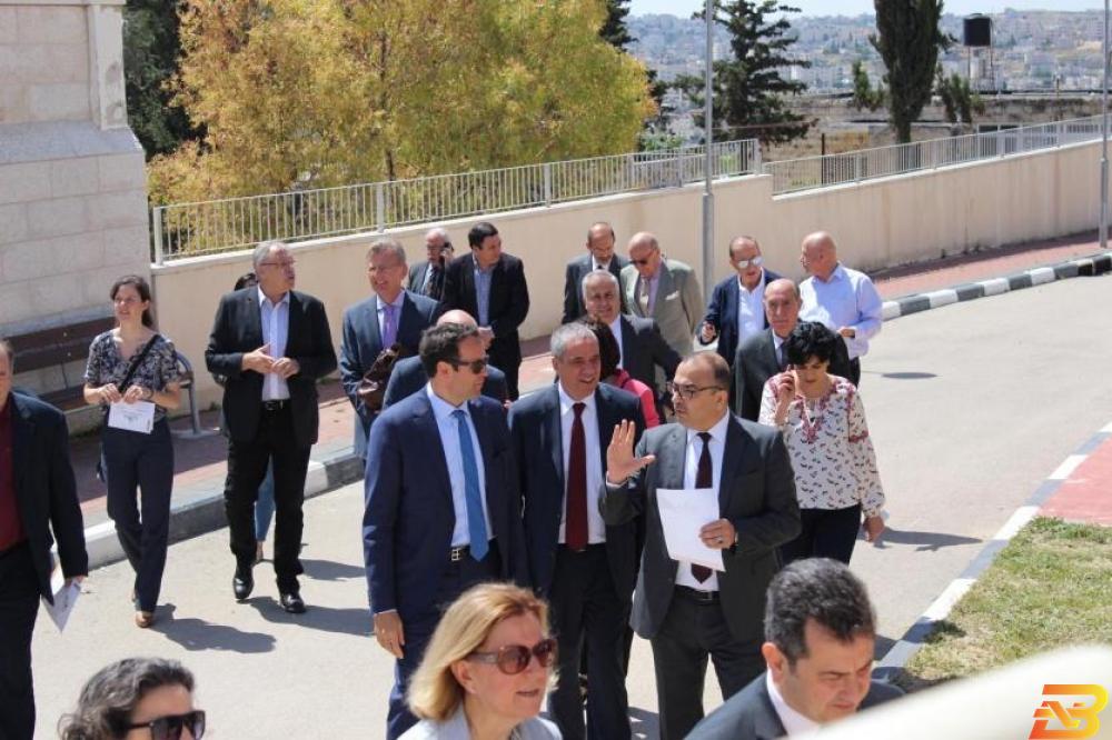 جانب من زيارة الوفد الاتحاد الأوروبي والتعاون الالماني وبنك فلسطين يبحثون التعاون مع مدرسة صناعية في القدس