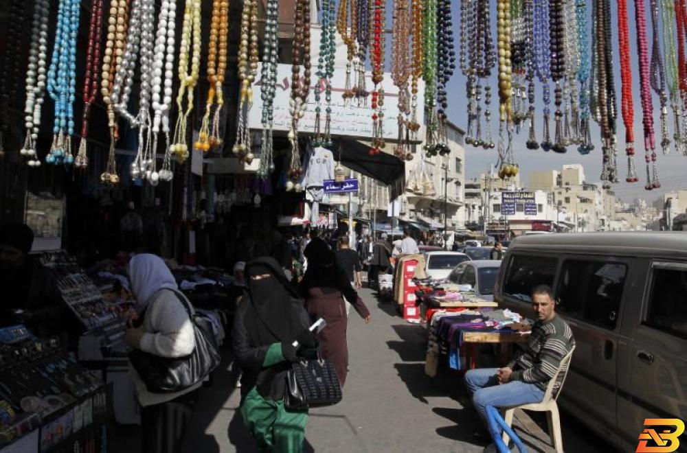 متسوقون في منطقة تجارية بالعاصمة الأردنية عمان - صورة من أرشيف رويترز ارتفاع صافي دين عام الأردن 3.3% في الربع/1