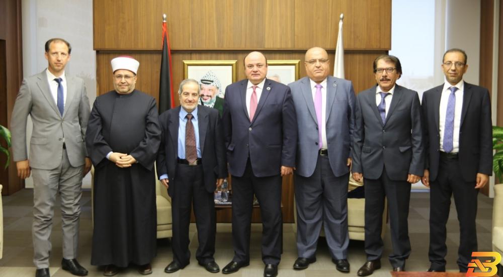 الهيئة العليا للرقابة الشرعية مع المحافظ عزام الشوا سلطة النقد تعلن عن إنشاء الهيئة العليا للرقابة الشرعية