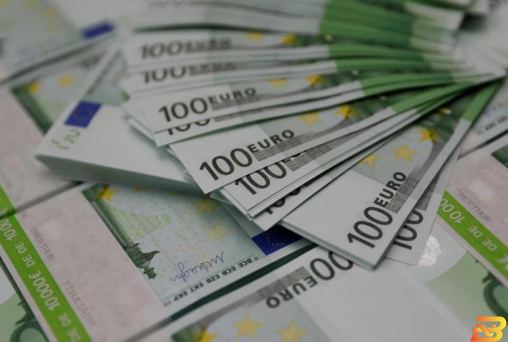 أوراق نقد فئة 100 يورو في صورة توضيحية من أرشيف رويترز اليورو ينخفض بفعل المخاطر السياسية في إيطاليا وعوائد السندات