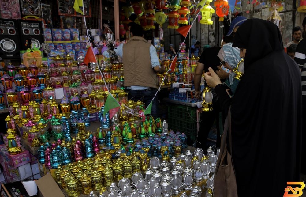 سوق الزاوية في غزة-تصوير وفا أسواق غزة: بضاعة مكدسة ومتسوق غائب