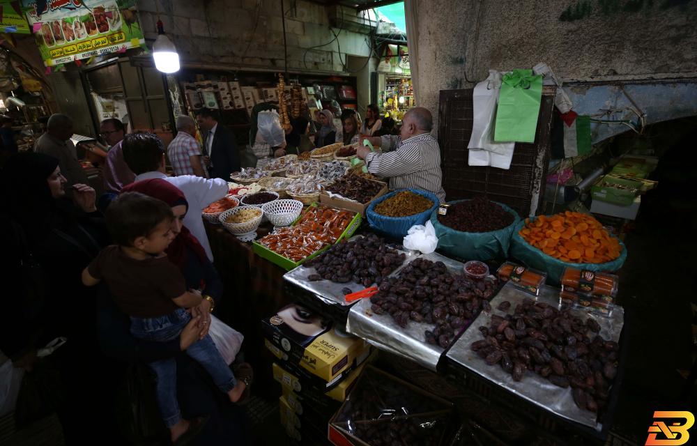 مواطنون وباعة داخل اسواق نابلس-تصوير أيمن النوباني نابلس: رمضان شهر البلدة القديمة