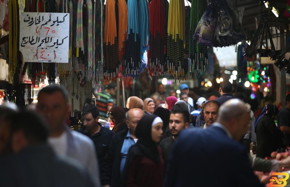 مواطنون وباعة داخل اسواق نابلس-تصوير أيمن نوباني وزيرة الاقتصاد: السلع الأساسية متوفرة وتلبي حاجة المواطنين