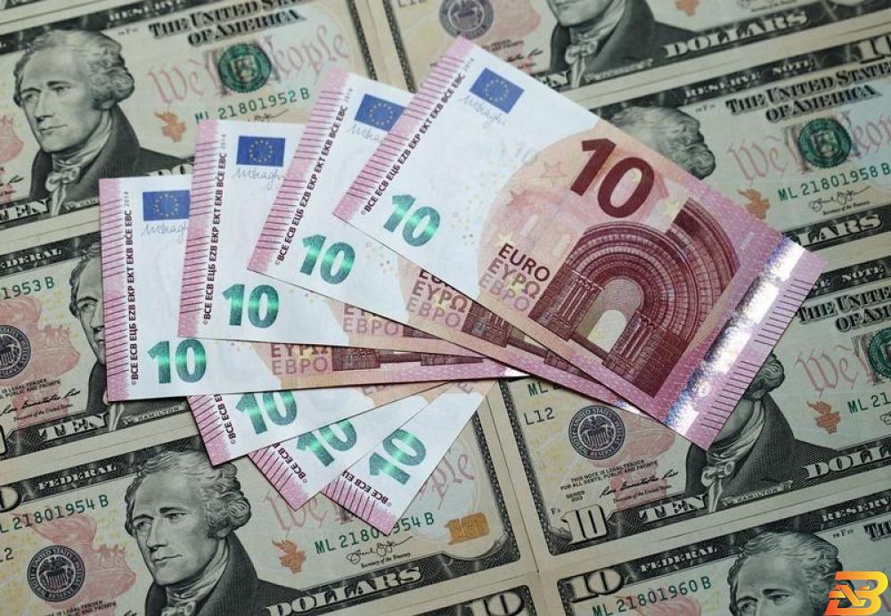الدولار يصعد واليورو يسجل خامس خسارة أسبوعية