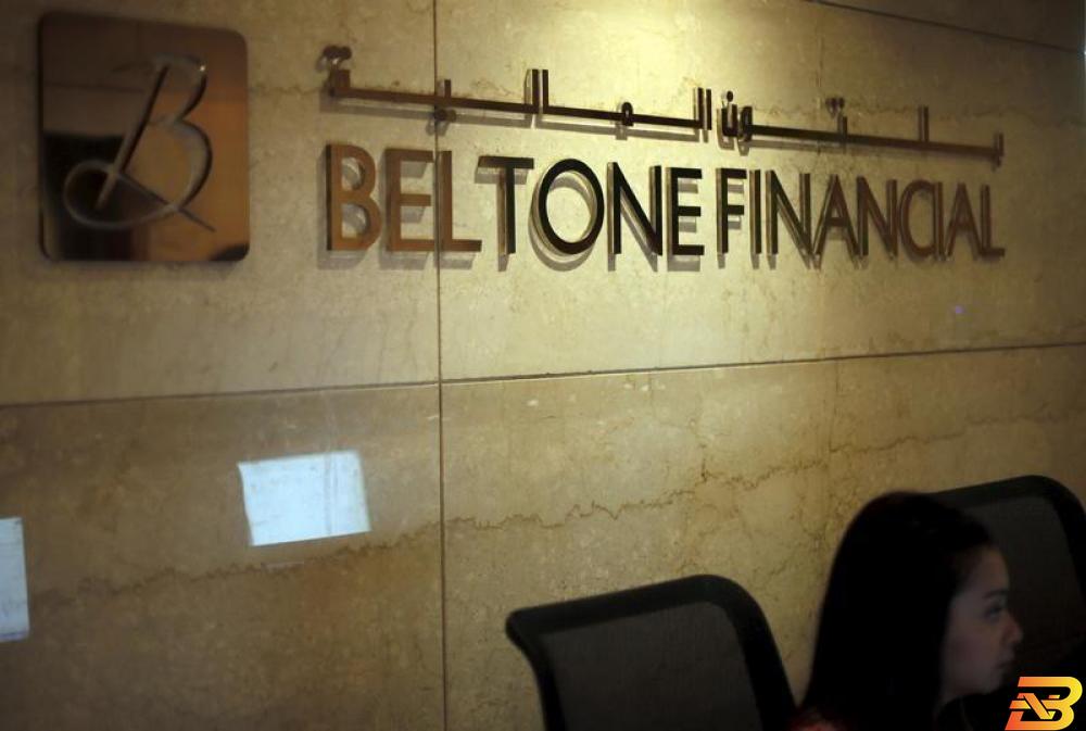 موظفة تعمل بالمقر الإداري لبلتون المالية في القاهرة-أرشيف رويترز. بلتون المصرية تسعى لدخول القطاع المصرفي