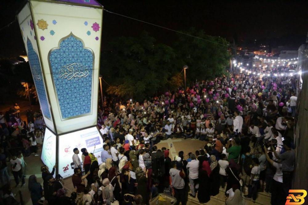 جانب من إضاءة الفانوس برعاية البنك الإسلامي العربي-إضاءة أكبر فانوس رمضاني بفلسطين