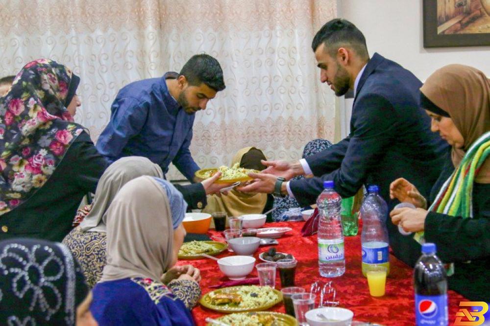 جانب من اللإفطار البنك الإسلامي الفلسطيني يقيم إفطارًا لمسنات في البيرة
