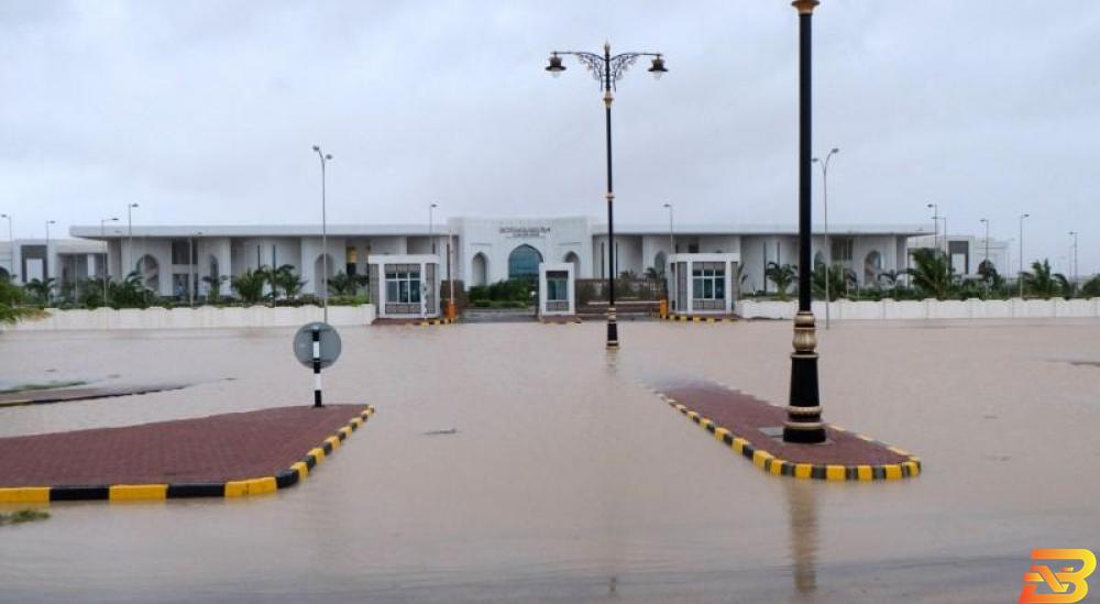 سلطنة عمان تنصح الشركات في ظفار بالتوقف بسبب إعصار