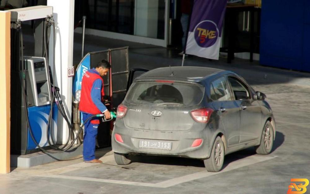 تونس سترفع أسعار البنزين وتريد تأجيل زيادة رواتب موظفي القطاع العام