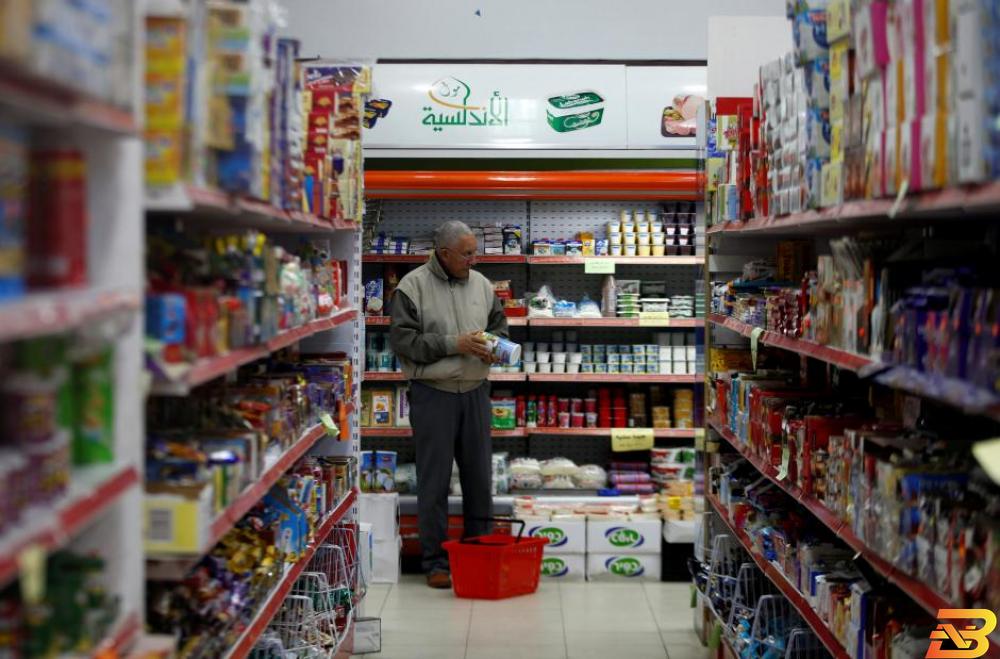 مواطن فلسطيني يتسوق من أحد المحال التجارية-أرشيف رويترز الإحصاء: ارتفاع أسعار المنتج خلال الشهر الماضي