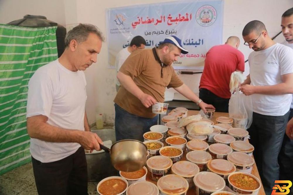 عدد من موظفي البنك الإسلامي الفلسطيني يتطوعون في تكية رمضان البنك الإسلامي الفلسطيني يدعم التكايا الرمضانية في غزة ونابلس