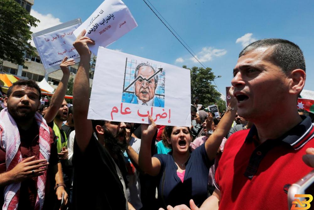 جانب من الاحتجاجات في الأردن-تصوير رويترز رئيس وزراء الأردن يرفض سحب مشروع قانون للضرائب بعد احتجاجات