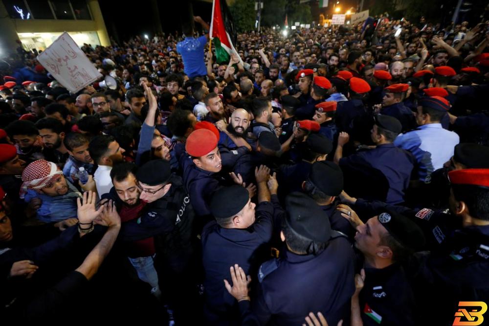 جانب من الاحتجاجات-تصوير رويترز تكليف عمر الرزاز بتشكيل حكومة جديدة في الأردن