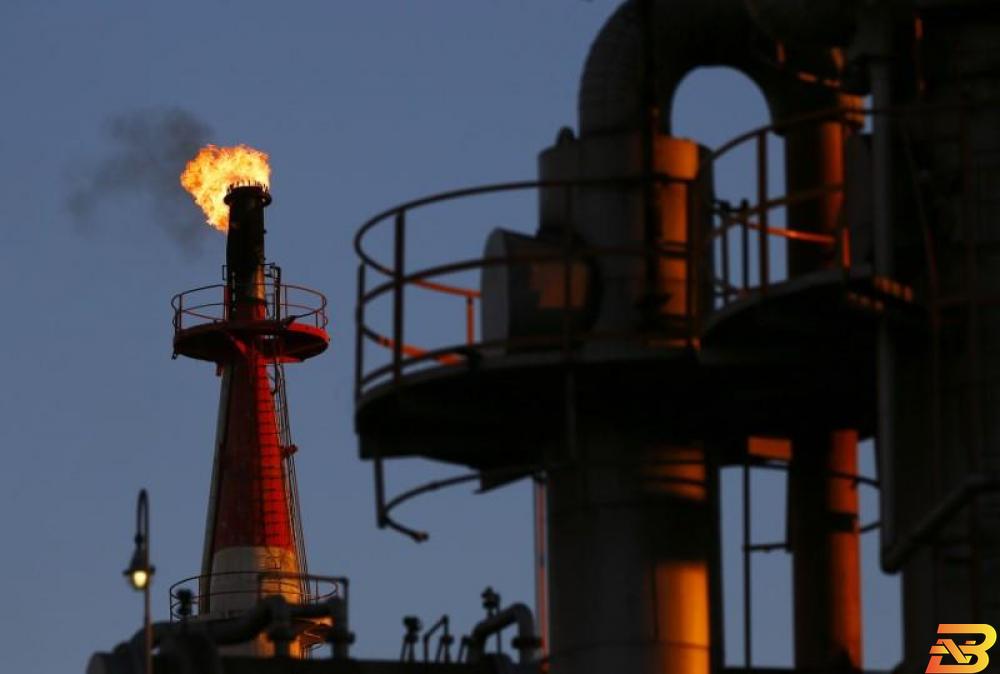 النفط يهبط مع نمو الإنتاج الأمريكي ودراسة أوبك لزيادة الإمدادات