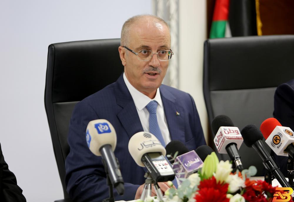 رئيس الوزراء الفلسطيني رامي الحمدالله يتحدث خلال المؤتمر الصحفي-تصوير معن خليفة الحمد الله: بافتتاح ’الضمان الاجتماعي’ ندشن أولى الخطوات لصون حقوق مليون عامل وموظف