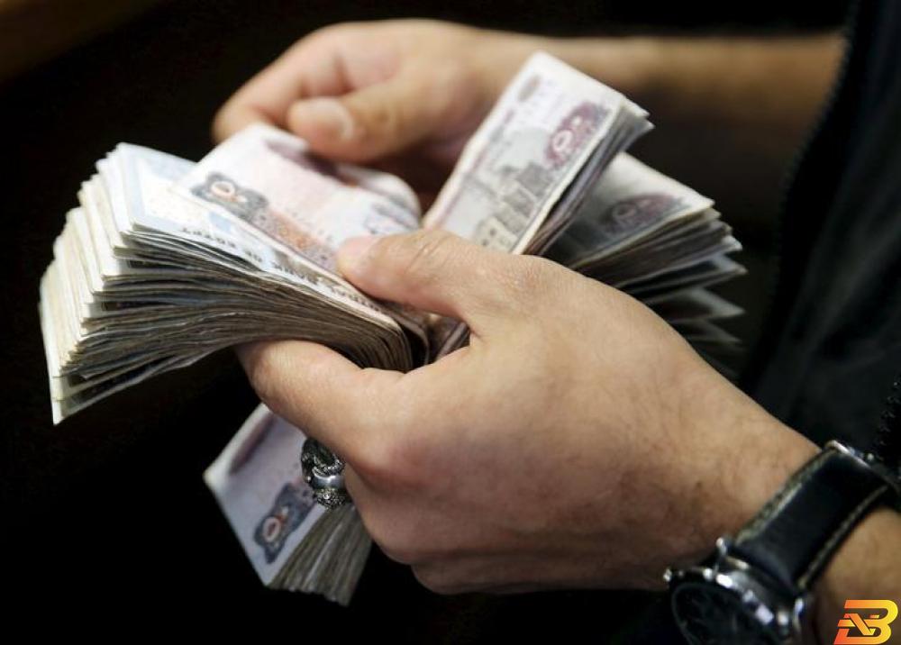رجل يعد عملات ورقية فئة 50 جنيها مصريا في مكتب للصرافة في القاهرة. أرشيف رويترز مؤشر مديري المشتريات يظهر تباطؤ الأنشطة غير النفطية في مصر
